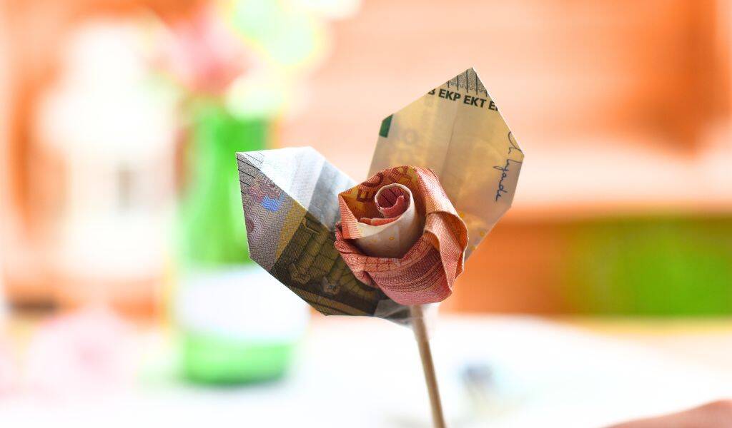 Wie man einer Frau schön Geld schenken kann?