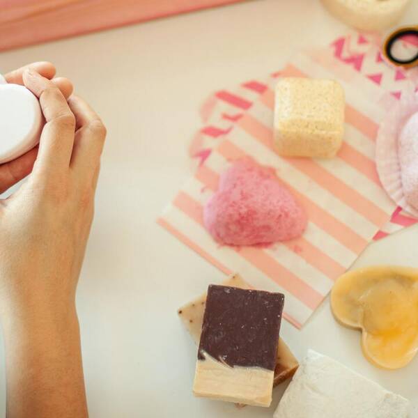Wie man Seife aus Seifenstücken mit den eigenen Händen herstellt?