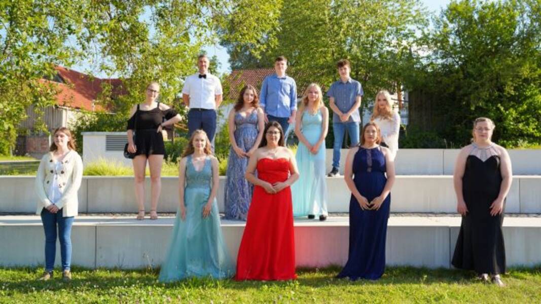 Bilderübersicht für Mädchen zur Abschlussfeier in der 9. Klasse