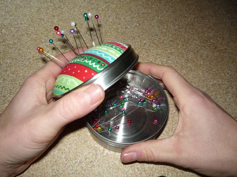 Wie man ein Nadelkissen aus einer Dose macht?