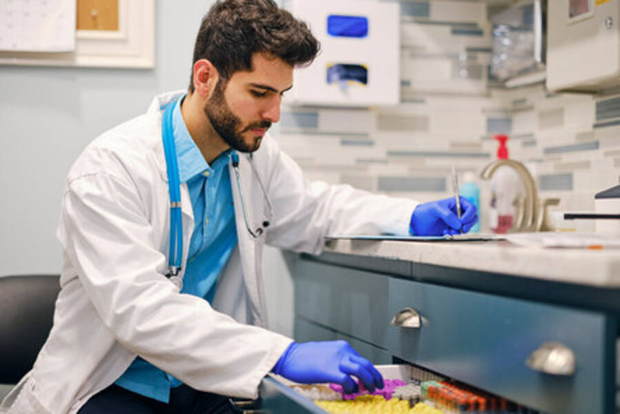 Welche Berufe sind mit der Arbeit im Labor verbunden??