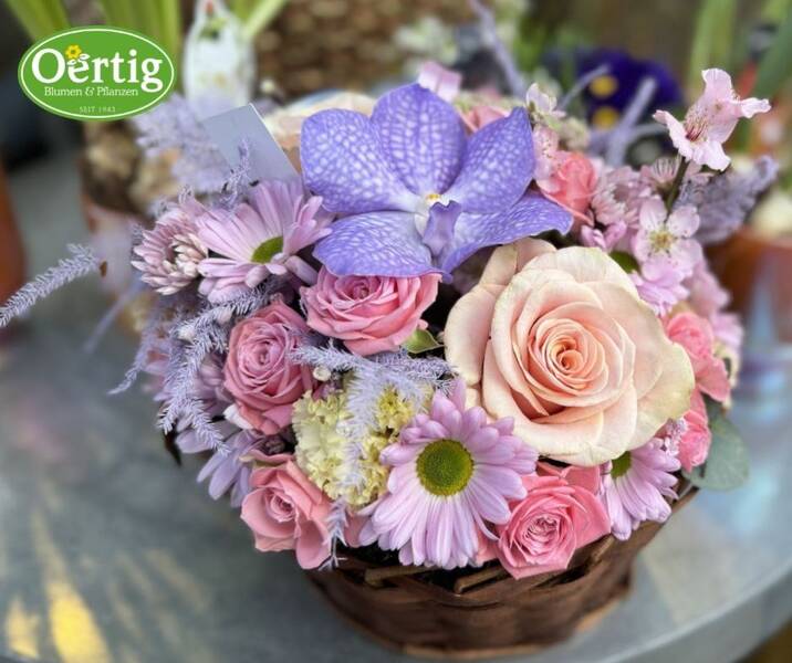 Wie man Blumen in einen Schwamm steckt und sie pflegt?