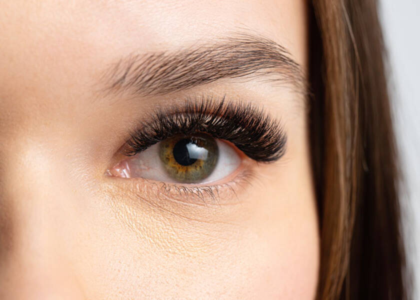 Wimpern mit den eigenen Händen schlitzen