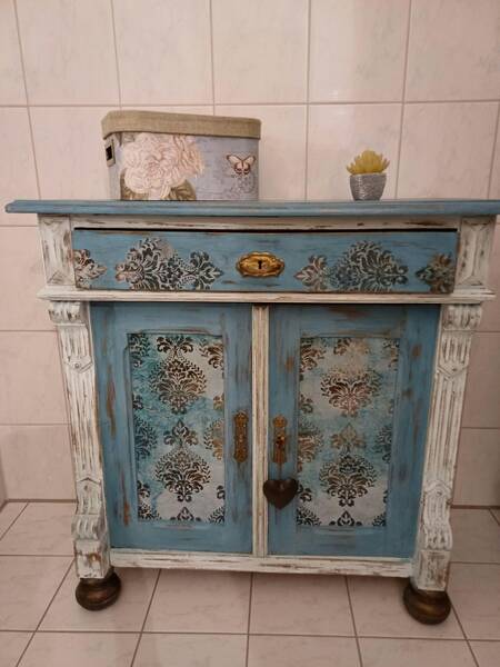 Wie man einen Schrank decoupaget?