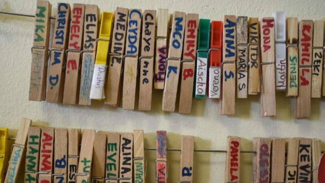 Wie man aus Zeitungsröhren häkelt